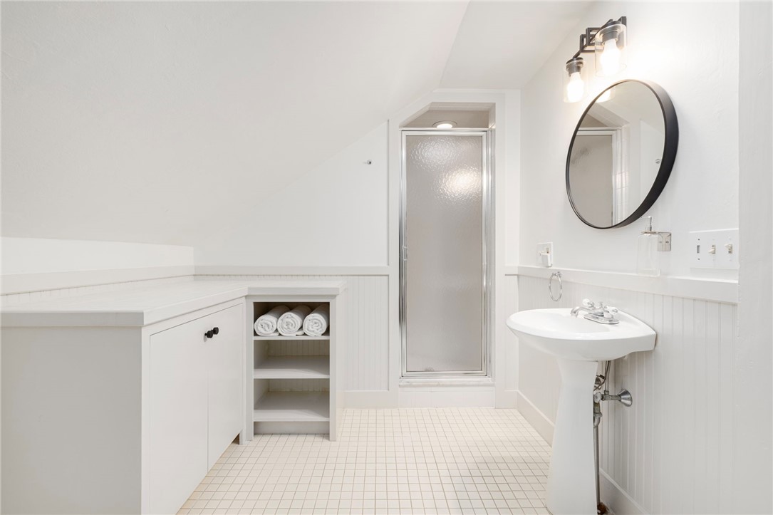 14 Greenough Place, Unit B Newport, RI 02840 - Photo 28 of 31 3rd floor full bath