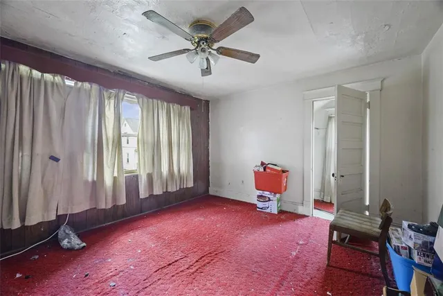 a livingroom with furniture and a ceiling fan