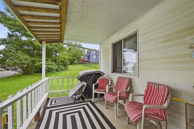 a view of a house with backyard and trees