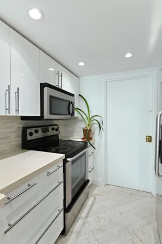 $557,000 | 2860 South Ocean Boulevard, Unit 311, Palm Beach, FL 33480