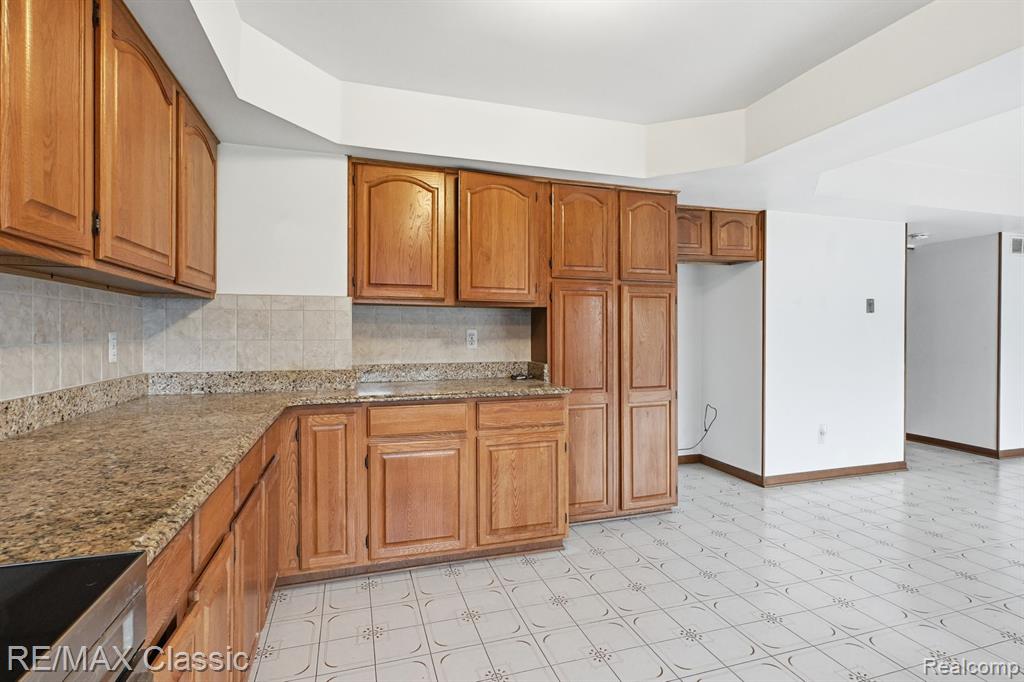20077 Gill Road Livonia, MI 48152 - Photo 10 of 25 Gallery Image 10