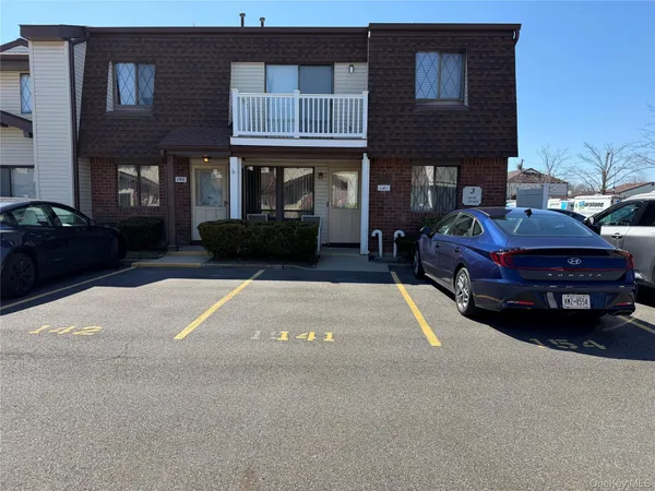 $449,000 | 141 Cambridge Drive, Unit 141, Copiague, NY 11726