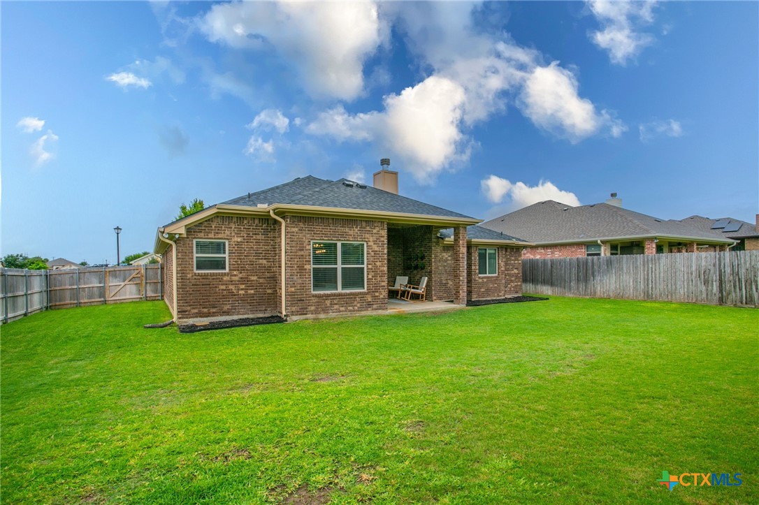 8304 Split Trl Cove Temple, TX 76502 - Photo 25 of 28 a front view of a house with a garden