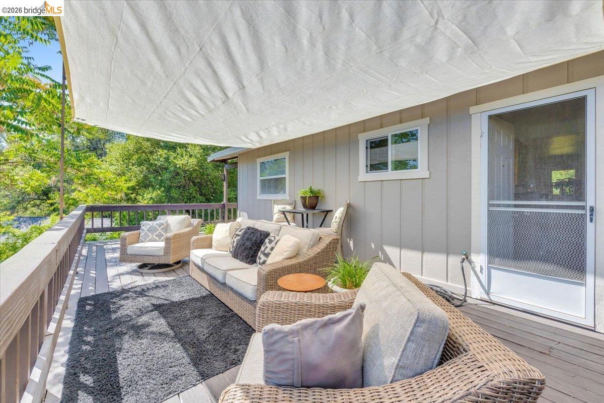 18475 Hershey Road East Tuolumne, CA 95379 - Photo 20 of 38 a living room with furniture and a window