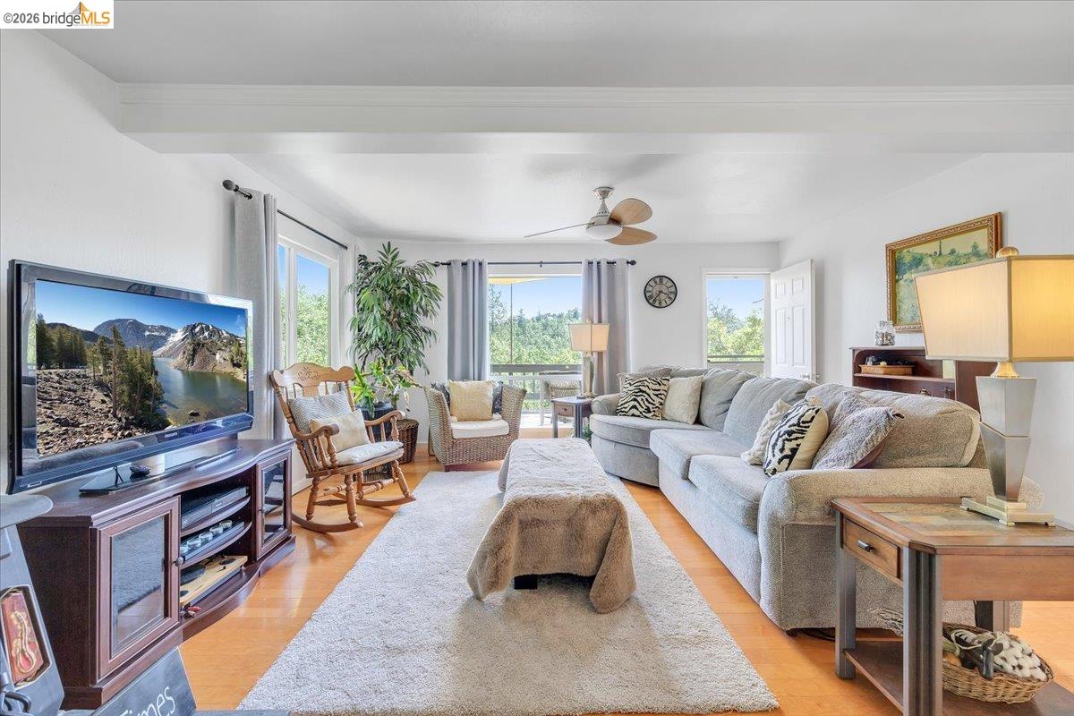 18475 Hershey Road East Tuolumne, CA 95379 - Photo 4 of 38 a living room with furniture and a flat screen tv