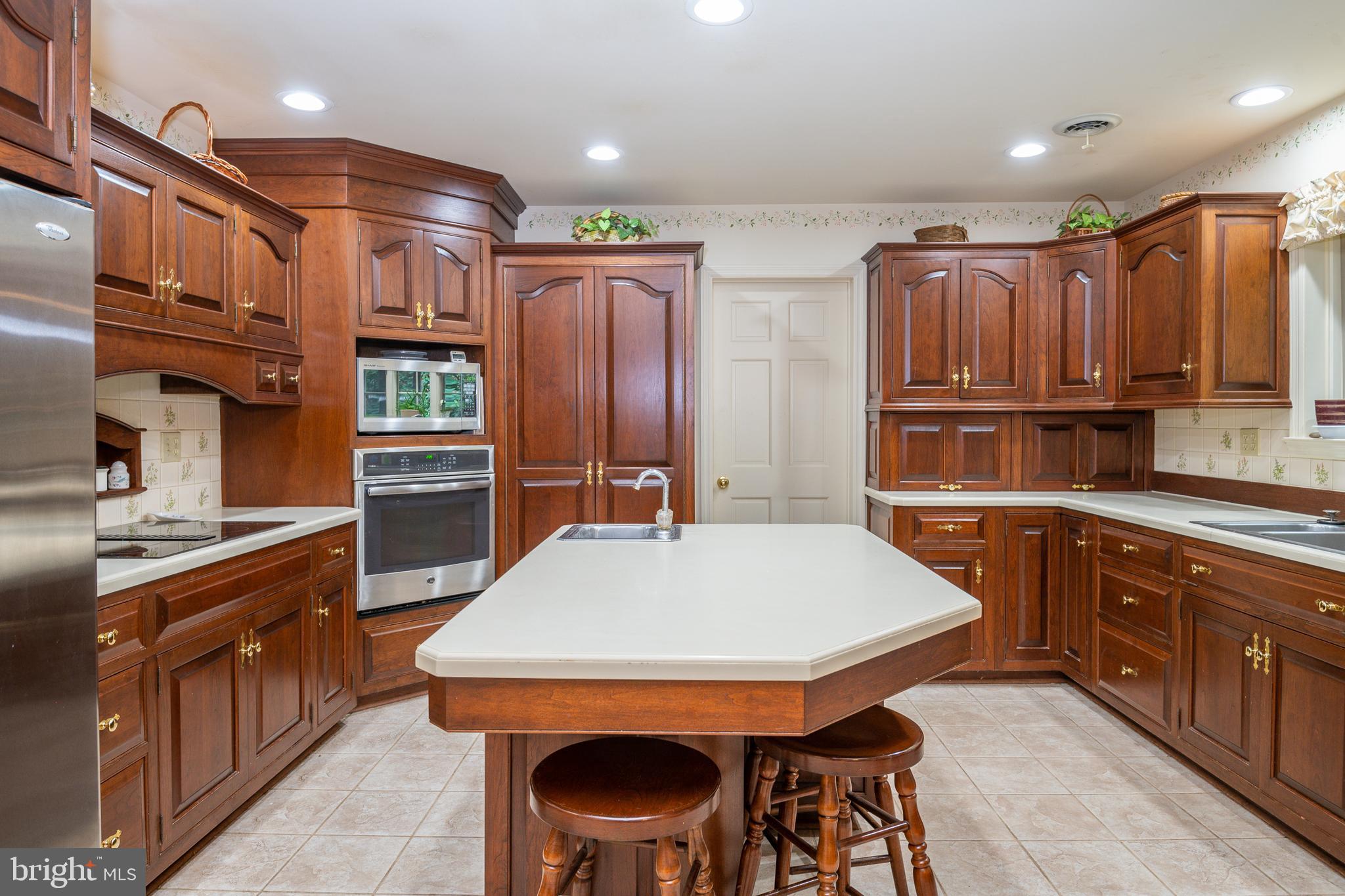 412 Arrowhead Trail Reading, PA 19608 - Photo 24 of 63 Breakfast Bar