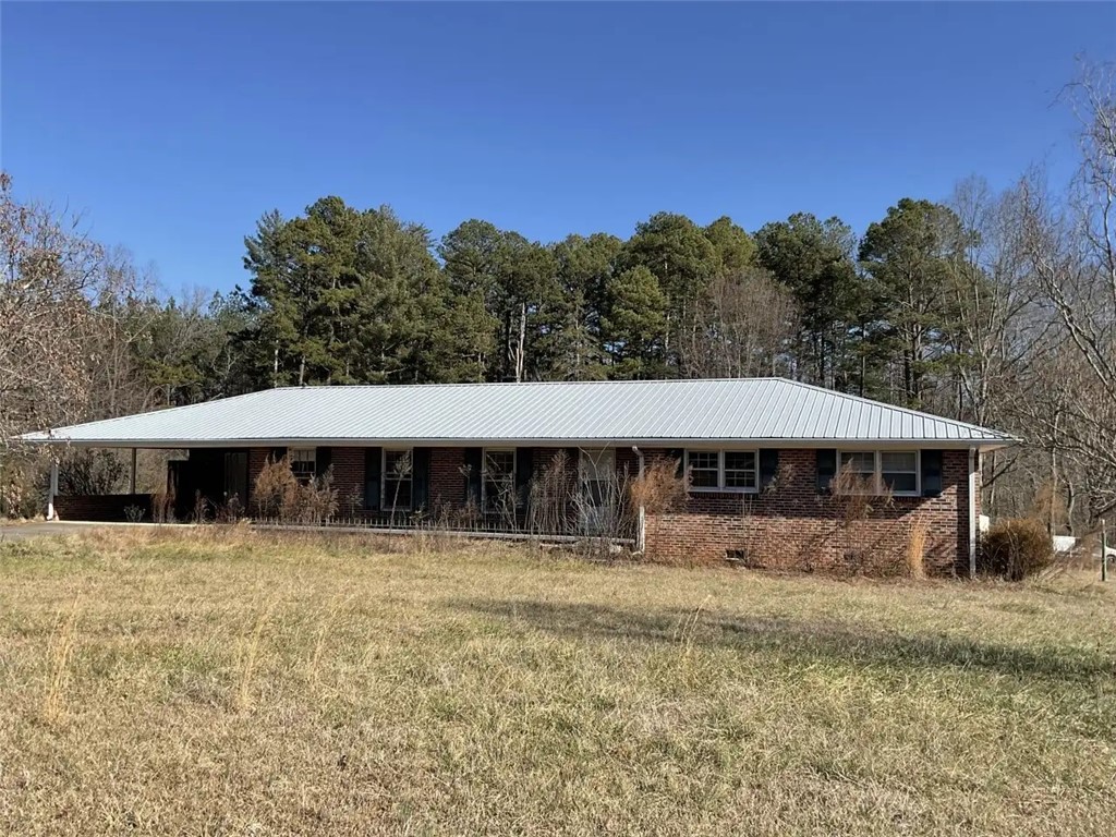 142 South Abbott Road Walhalla, SC 29691 - Photo 1 of 16 This charming residence is set amidst a spacious yard, offering a tranquil retreat.