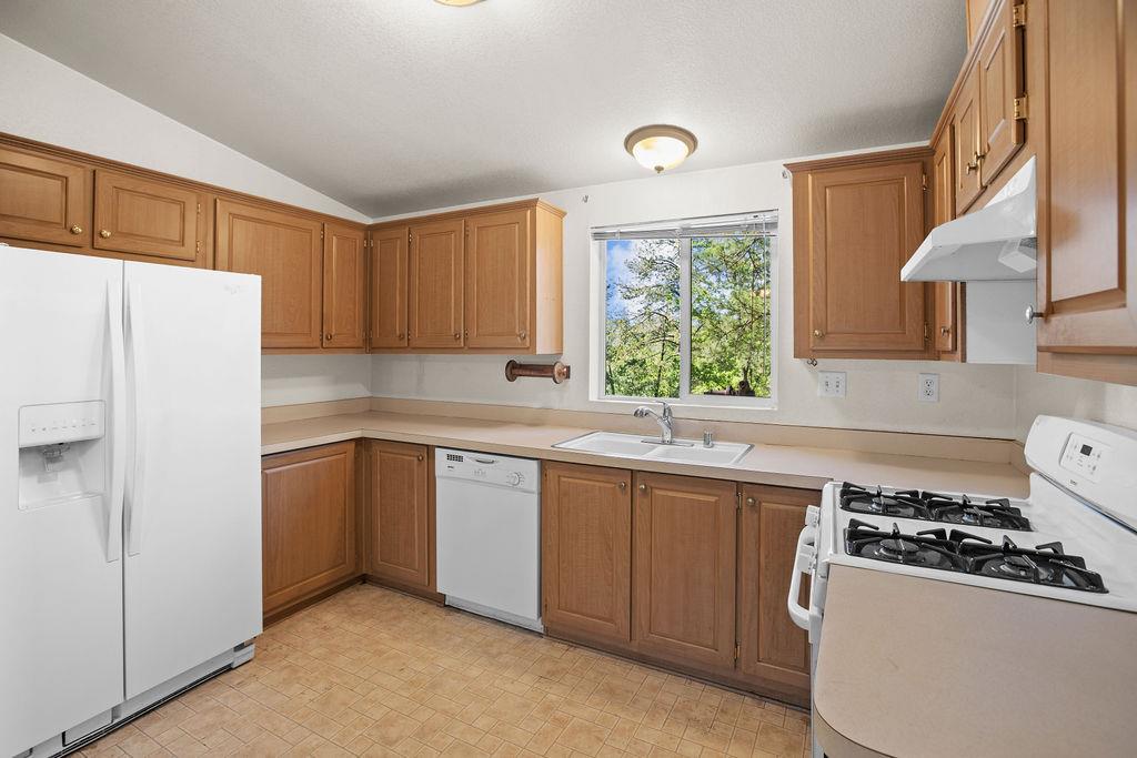 1281 Pleasant Valley Road, Unit 44 Diamond Springs, CA 95619 - Photo 7 of 27 a kitchen with a stove a refrigerator and a sink