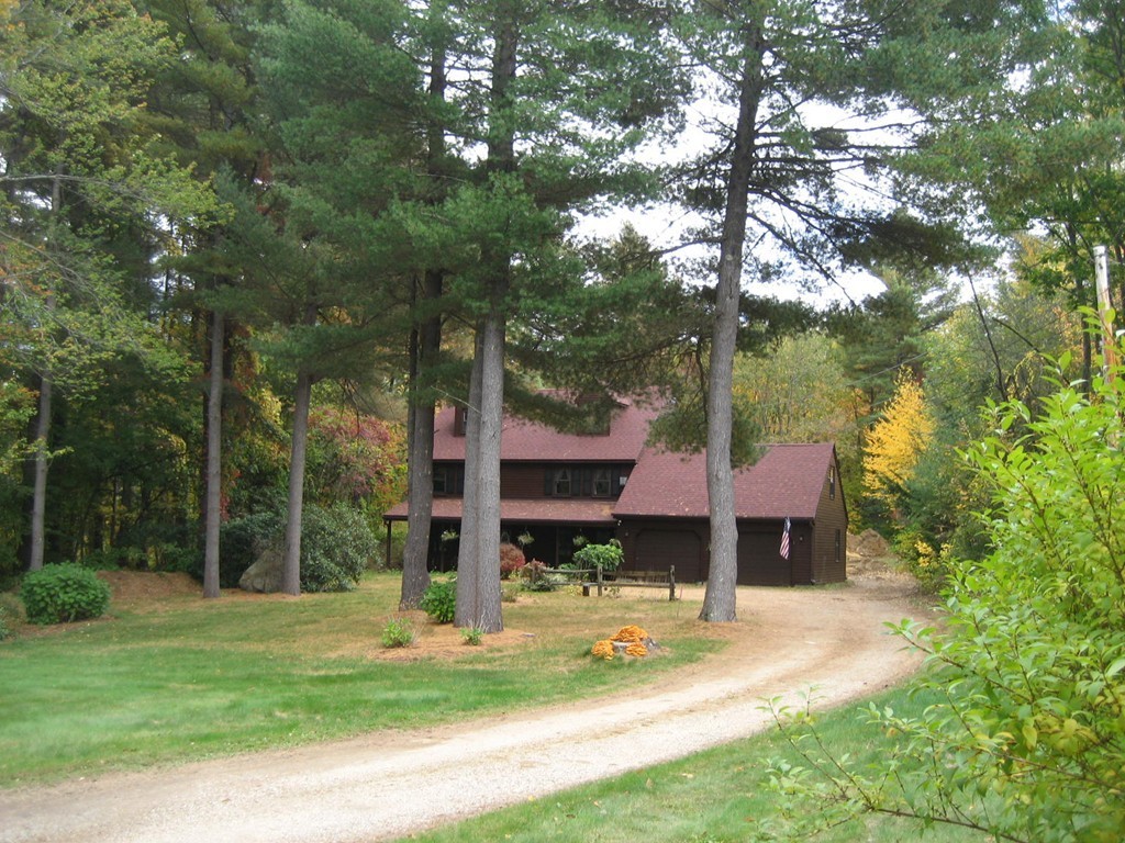 53 Breakneck Road Sturbridge, MA 01566 - Photo 2 of 22 a front view of a house with garden