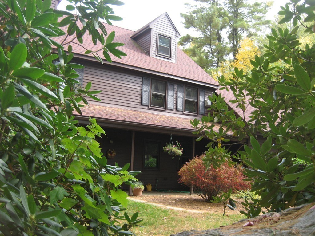 53 Breakneck Road Sturbridge, MA 01566 - Photo 4 of 22 a front view of a house with garden