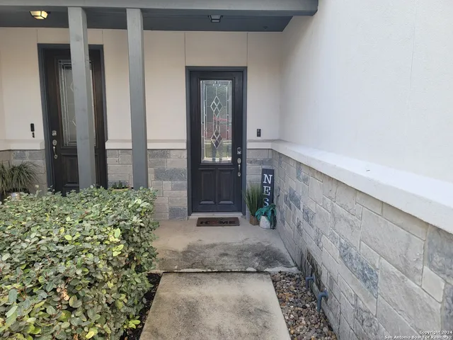 a view of entryway with a front door