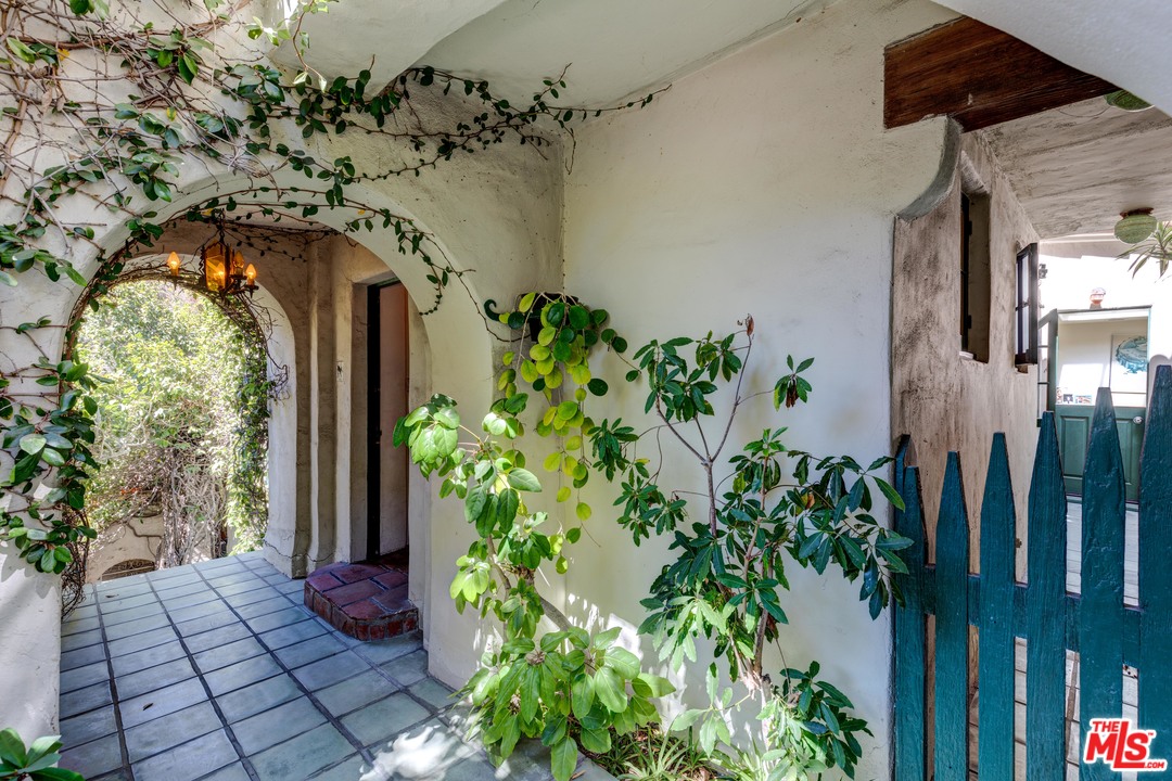 6740 Milner Road Los Angeles, CA 90068 - Photo 3 of 34 a vase with flowers on it