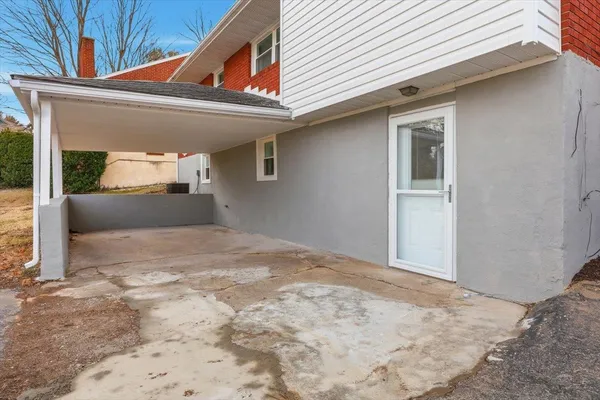 a view of entryway of house