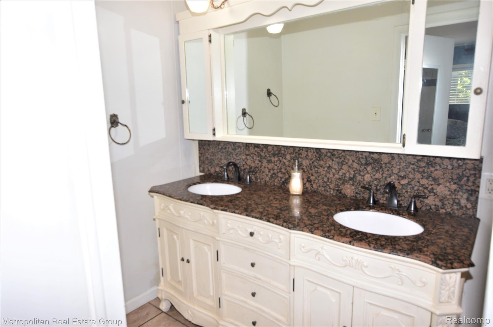 17910 Telegraph Road Romulus, MI 48174 - Photo 13 of 21 Master bathroom.jpg