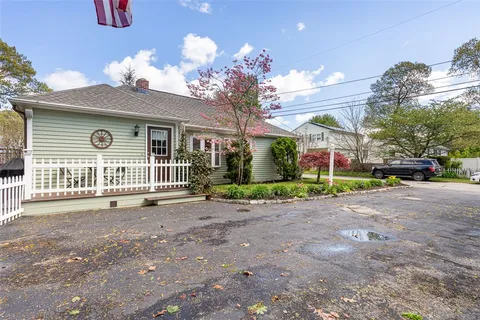 $399,000 | 109 Pinegrove Avenue, Warwick, RI 02889