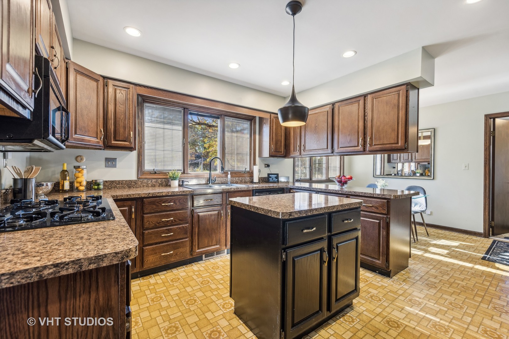 29W221 Smith Road West Chicago, IL 60185 - Photo 10 of 38 Gallery Image 10