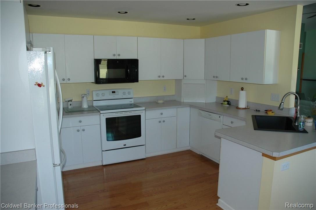 9484 Ray Road Gaines, MI 48436 - Photo 10 of 37 KITCHEN.JPG