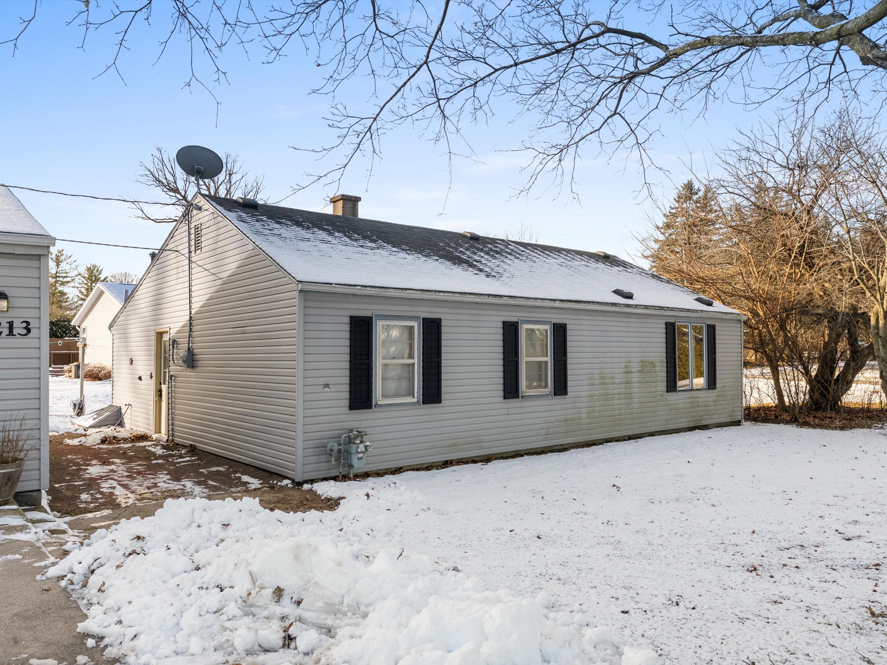 4213 Menasha Avenue Manitowoc, WI 54220 - Photo 2 of 22 Front View of Home