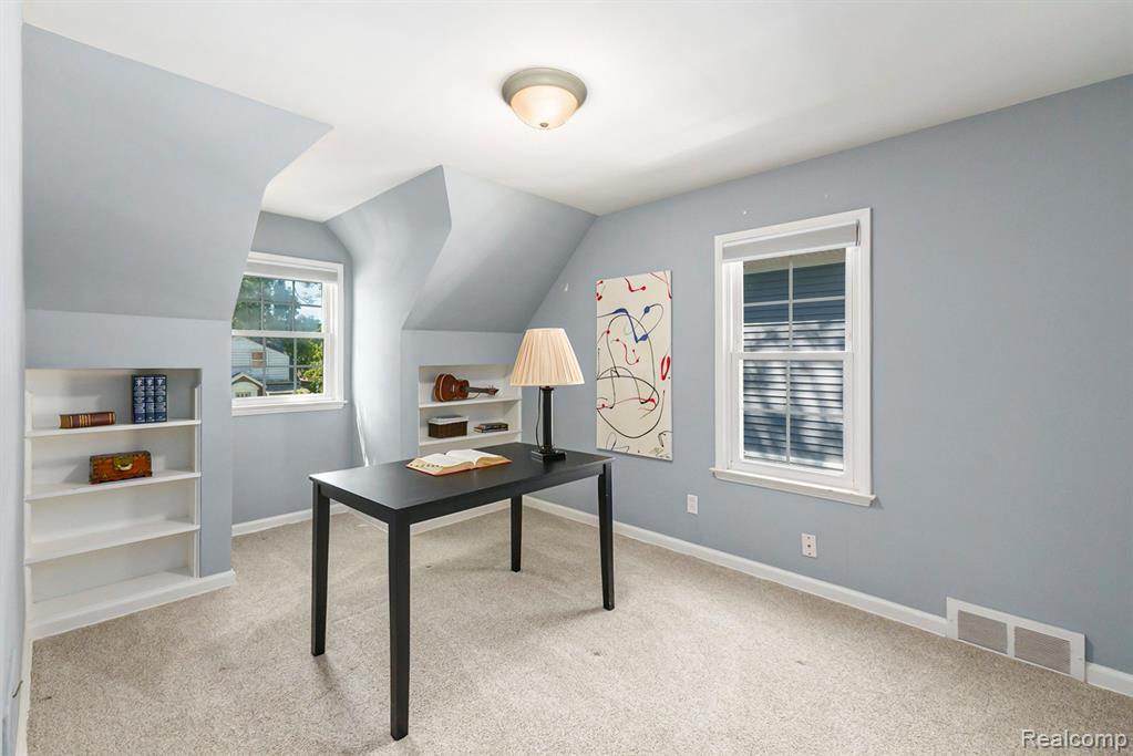 1642 Hampton Road Grosse Pointe Woods, MI 48236 - Photo 15 of 28