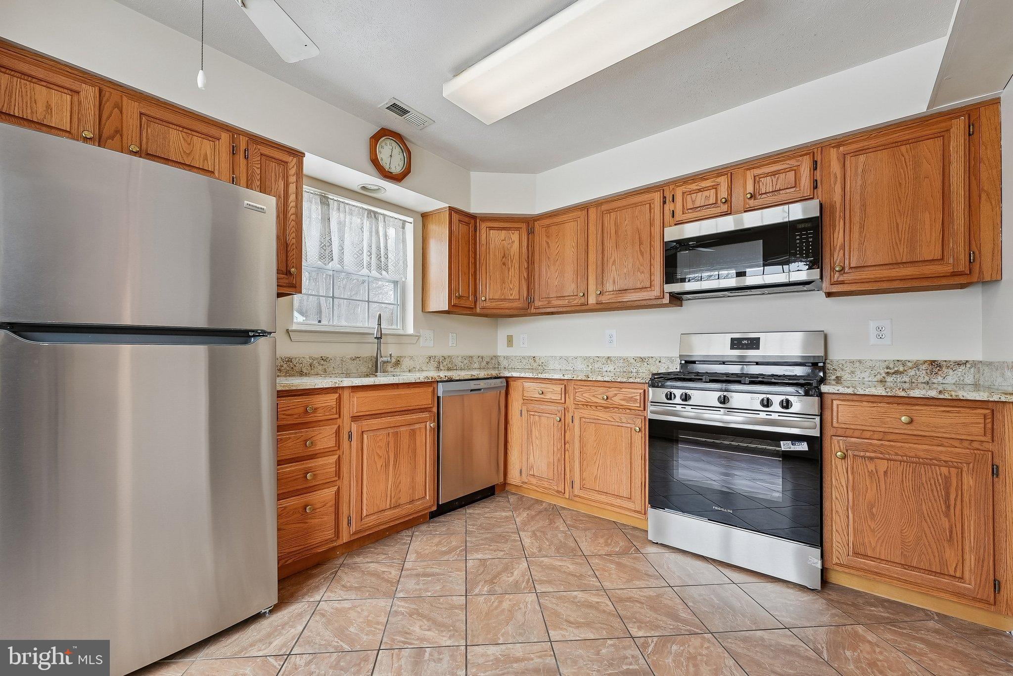 7 Drake Court Mount Laurel, NJ 08054 - Photo 11 of 33 Inviting kitchen with warm wood cabinetry.