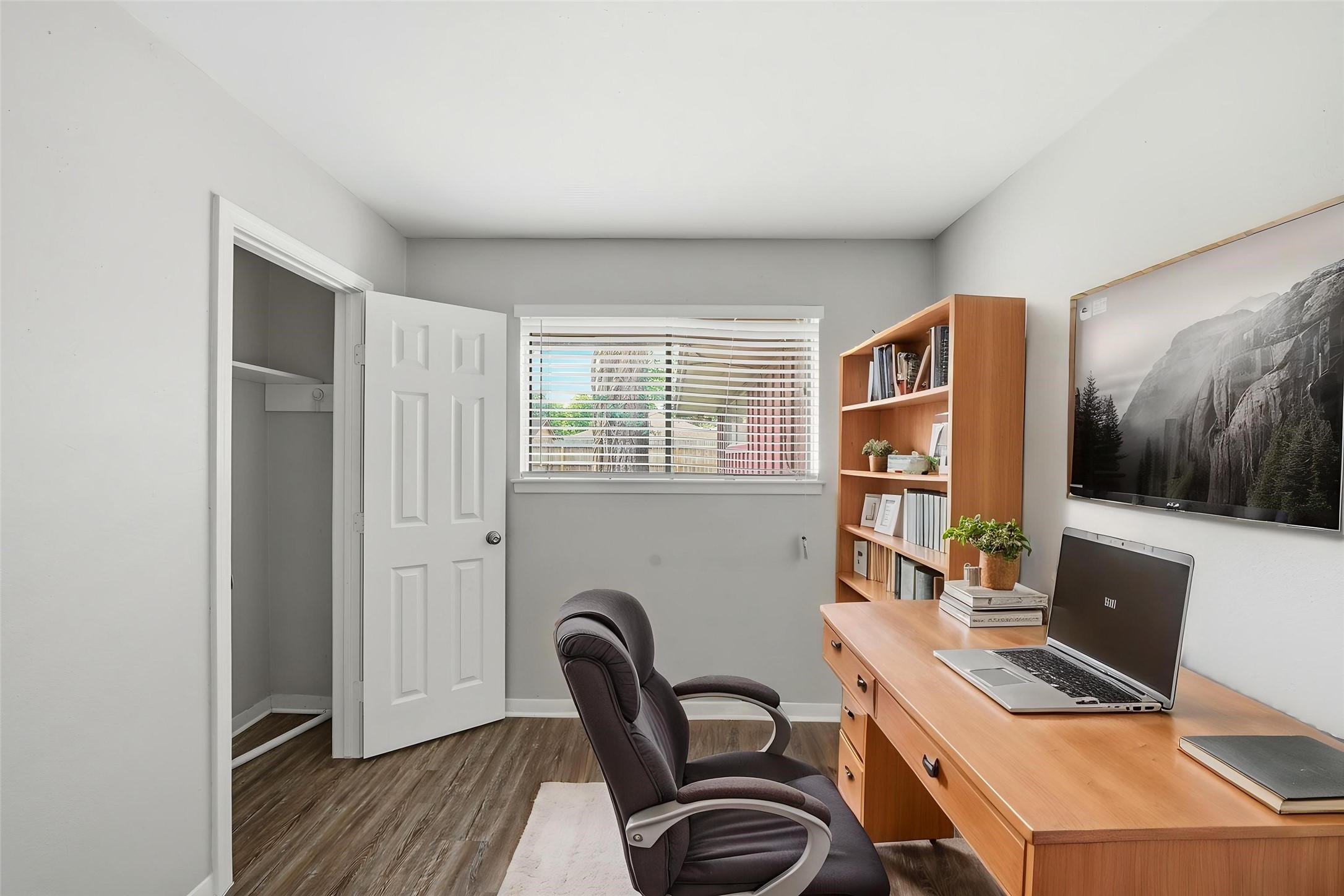6410 Hopper Road Houston, TX 77016 - Photo 4 of 28 a workspace with furniture and a window
