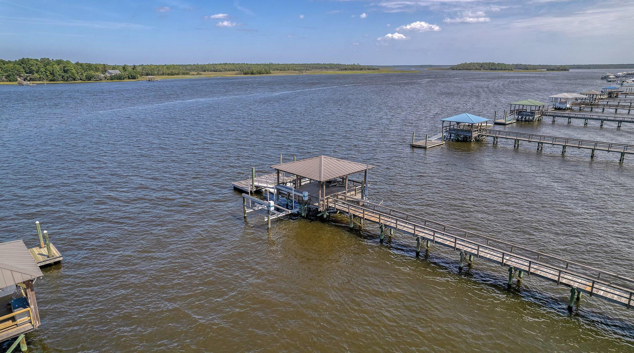 2733 Fountainhead Way Mount Pleasant, SC 29466 - Photo 4 of 98 2733 Fountainhead dock boat lift angle