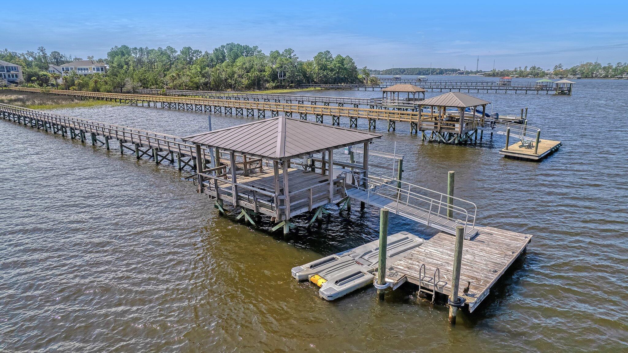 2733 Fountainhead Way Mount Pleasant, SC 29466 - Photo 70 of 98 2733 Fountainhead dock jet lift