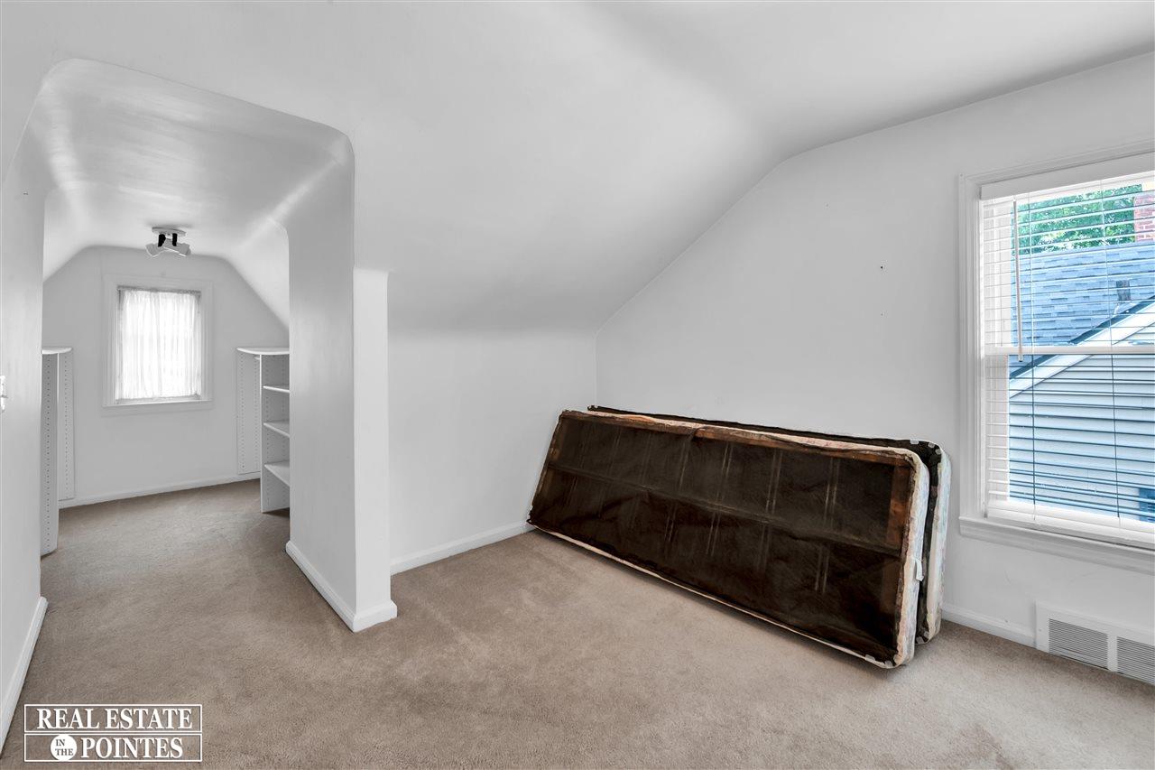 2050 Roslyn Road Grosse Pointe Woods, MI 48236 - Photo 22 of 30