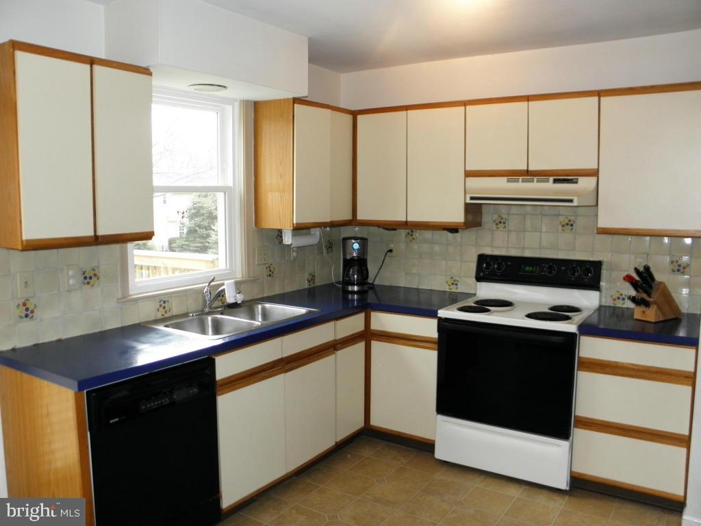 1904 North Eden Road Lancaster, PA 17601 - Photo 3 of 12