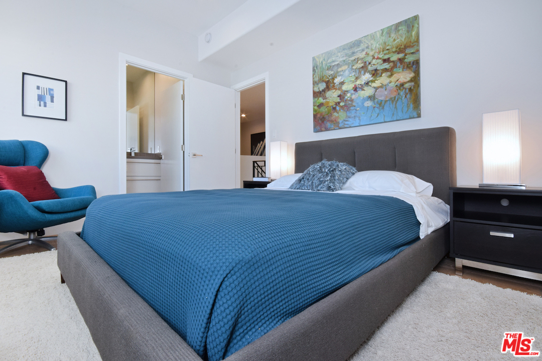 14520 Greenleaf Street Sherman Oaks, CA 91403 - Photo 49 of 54 a bedroom with a bed and painting on the wall