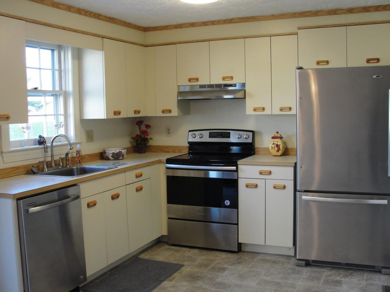 252 Winding Pond Road Londonderry, NH 03053 - Photo 8 of 36