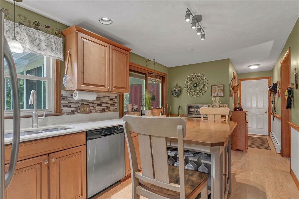 31 Fox Run Road Bellingham, MA 02019 - Photo 4 of 42