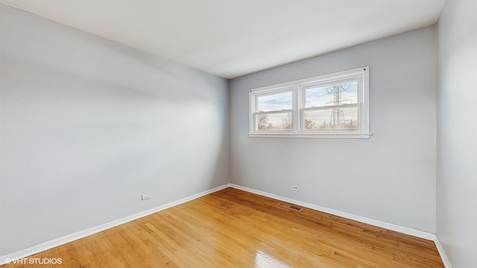 7700 Maple Street Morton Grove, IL 60053 - Photo 31 of 43 an empty room with a window