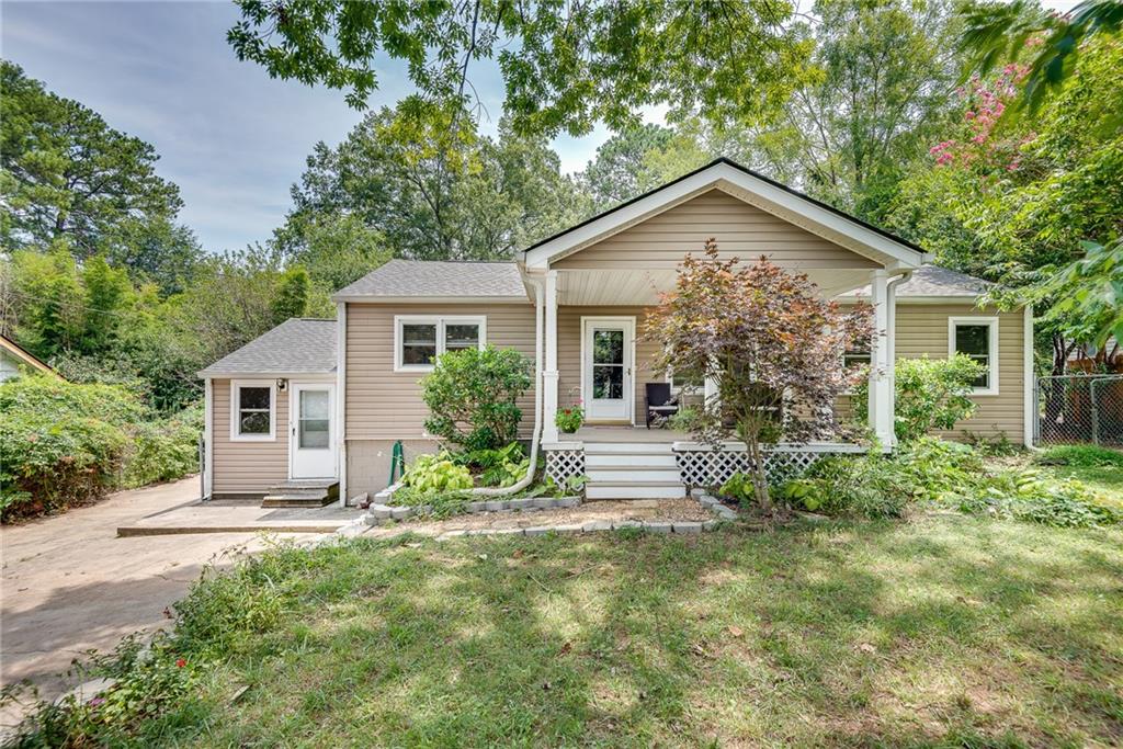 a view of a house with yard and plants