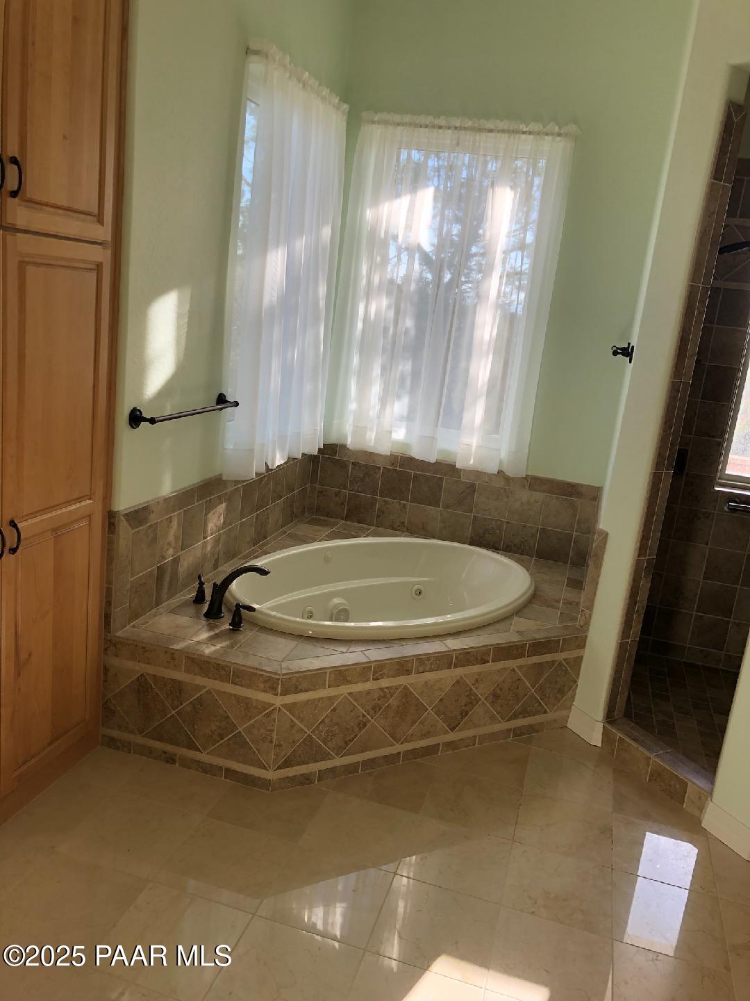 5370 North Skyhawk Road Chino Valley, AZ 86323 - Photo 16 of 25 a bathroom with a tub