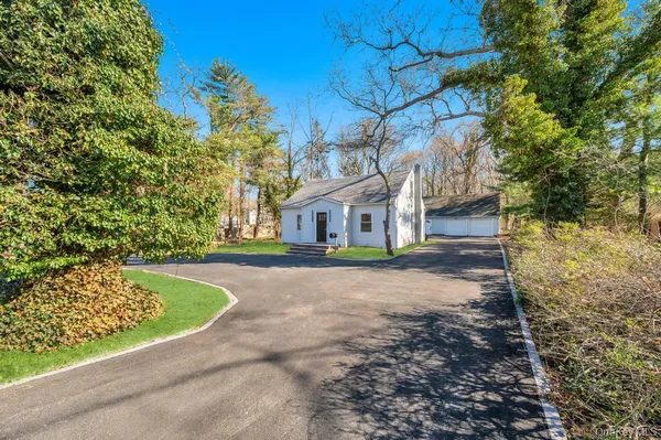 $849,990 | 624 Townline Road, Hauppauge, NY 11788