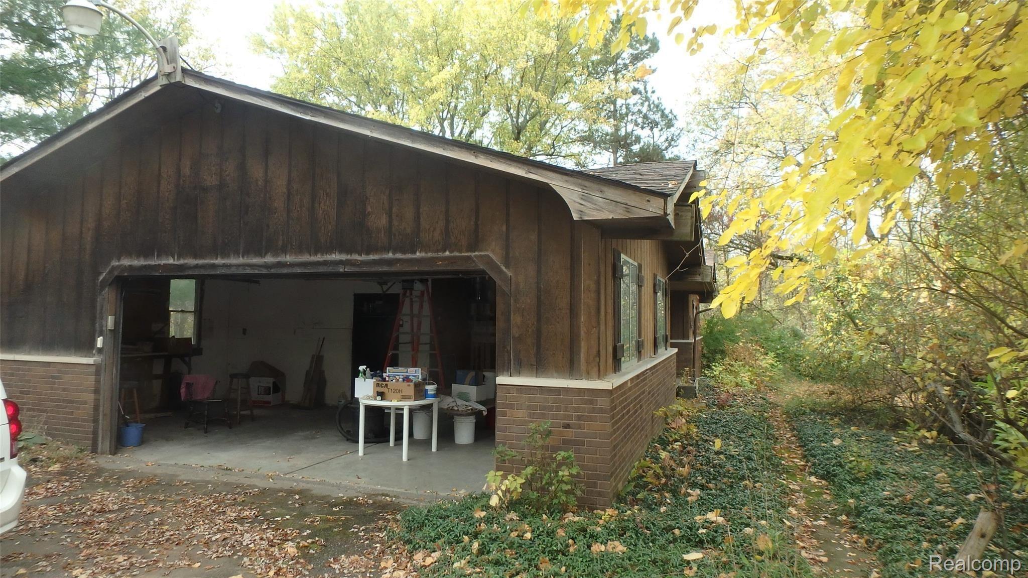8475 Oakhill Road Clarkston, MI 48348 - Photo 13 of 16 attached garage