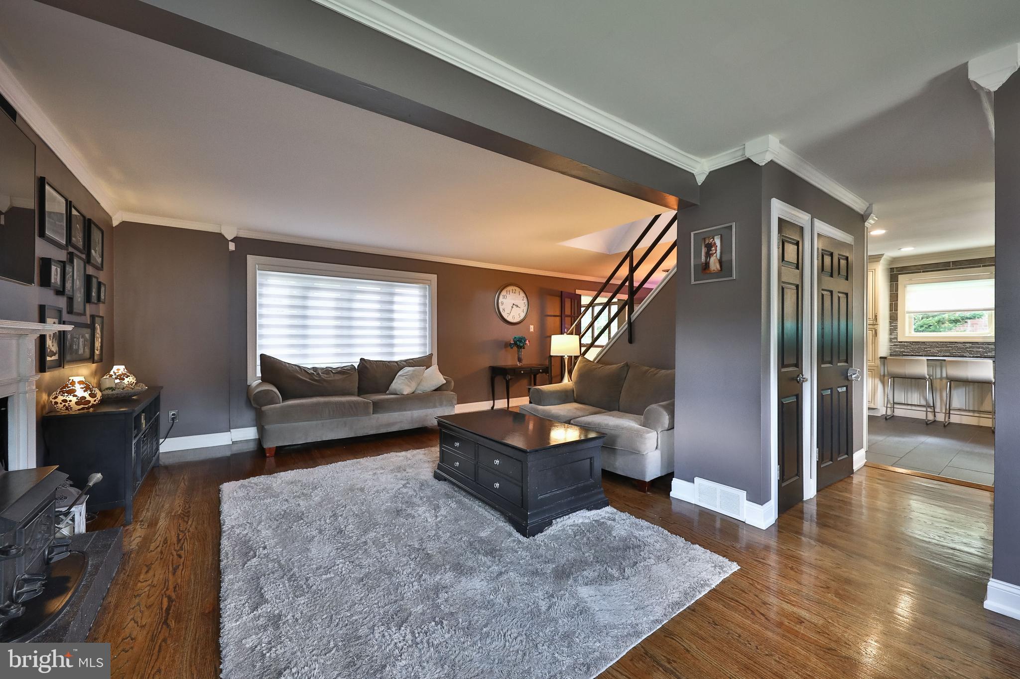902 East Cathedral Road Philadelphia, PA 19128 - Photo 3 of 37 Living Room