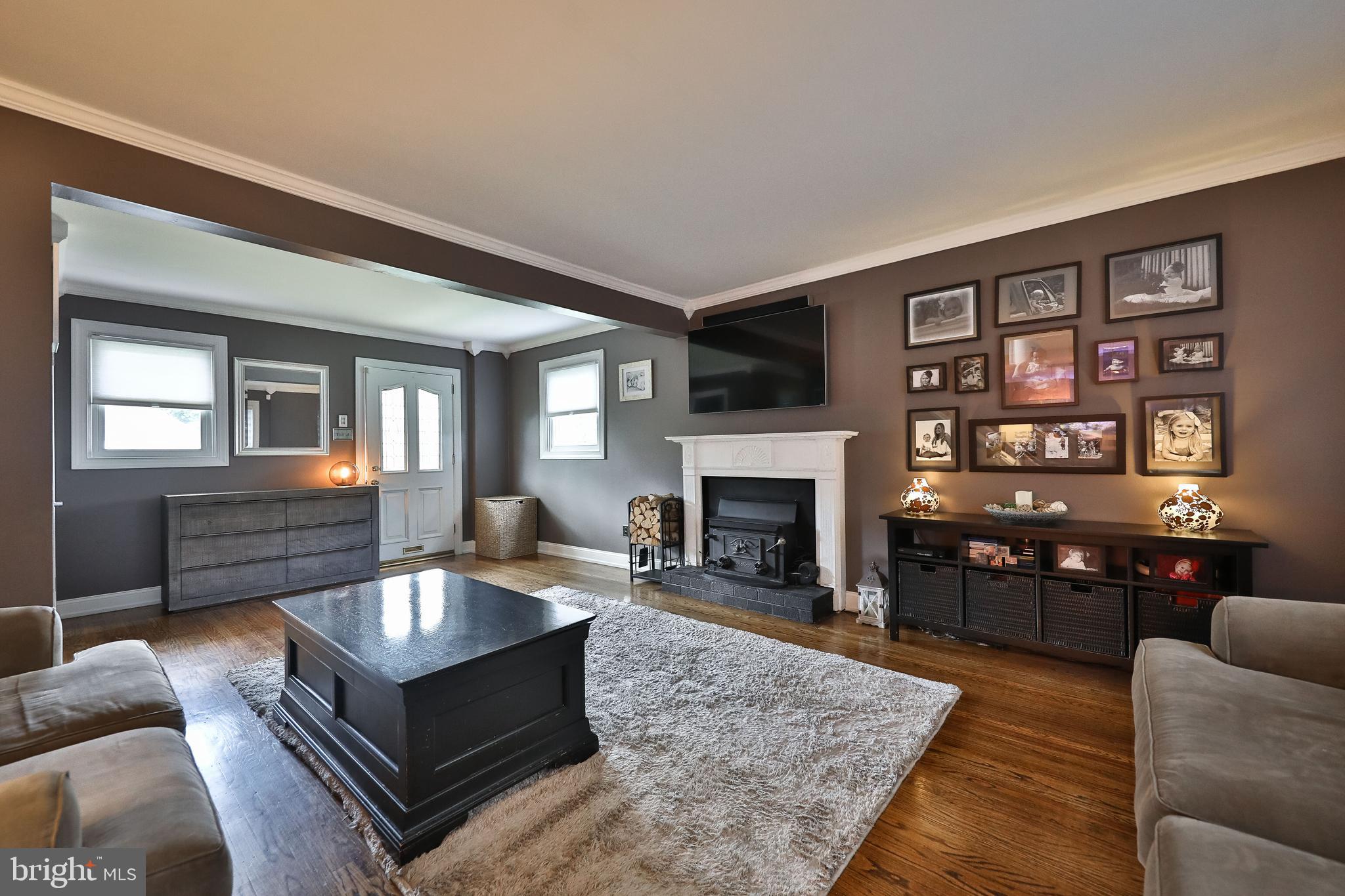 902 East Cathedral Road Philadelphia, PA 19128 - Photo 4 of 37 Living Room