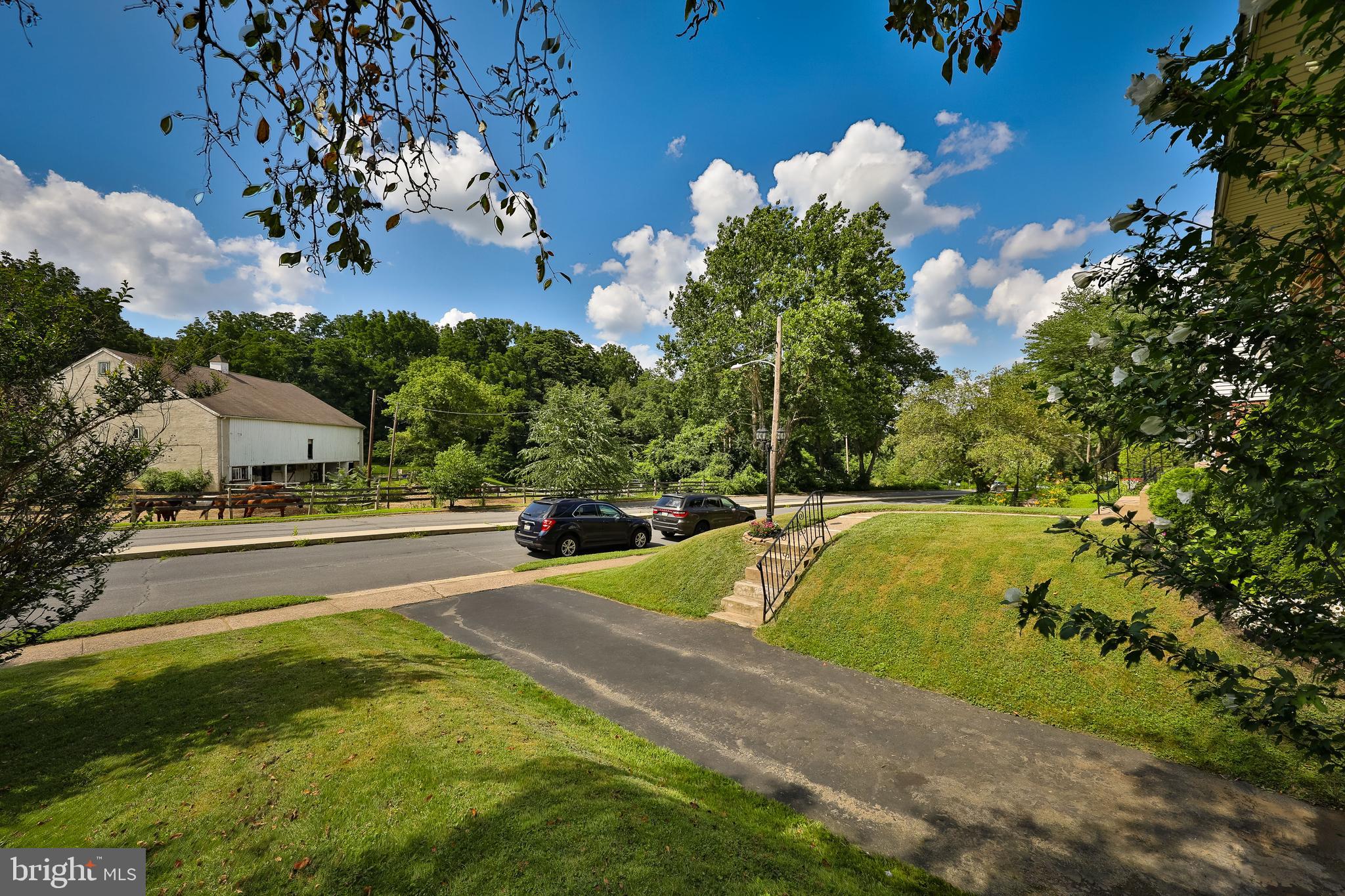 902 East Cathedral Road Philadelphia, PA 19128 - Photo 36 of 37 Driveway