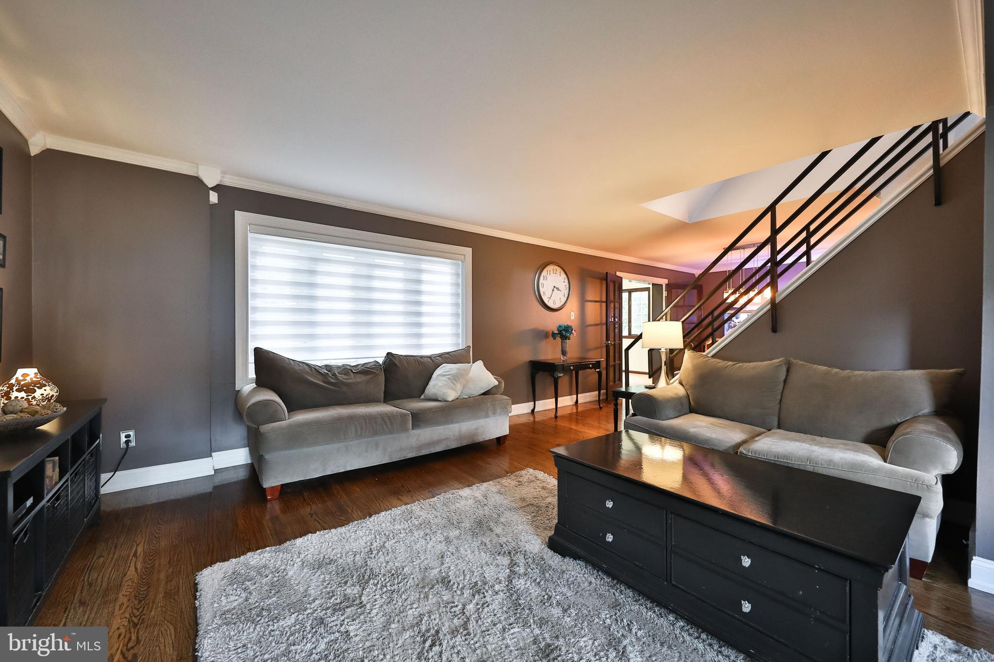 902 East Cathedral Road Philadelphia, PA 19128 - Photo 5 of 37 Living Room