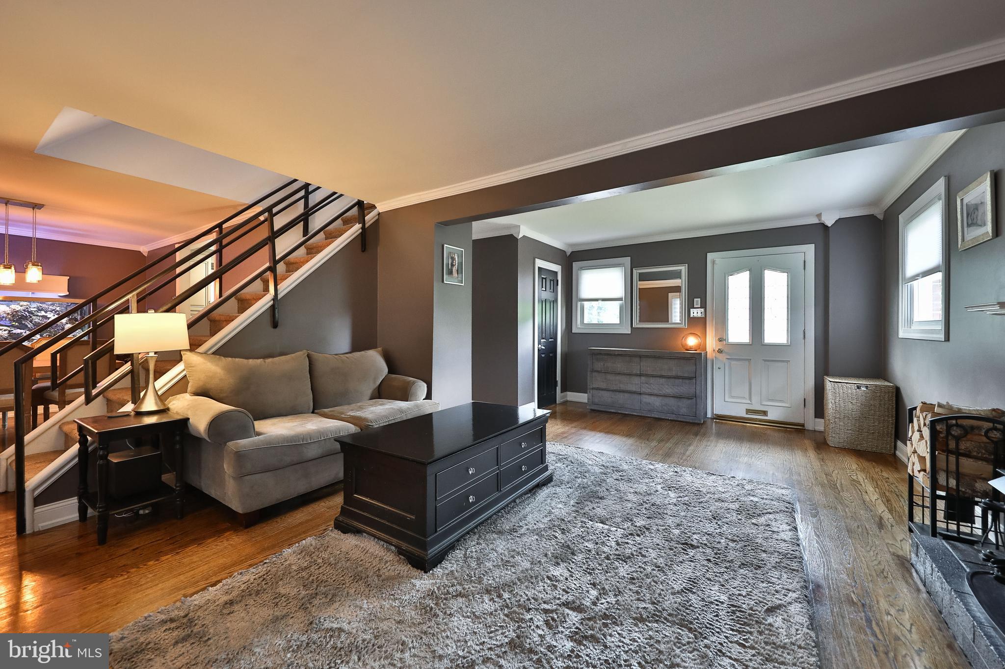 902 East Cathedral Road Philadelphia, PA 19128 - Photo 6 of 37 Living Room