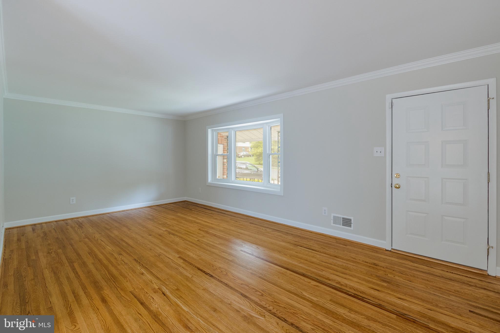 7013 Hadlow Drive Springfield, VA 22152 - Photo 5 of 50 Living Room