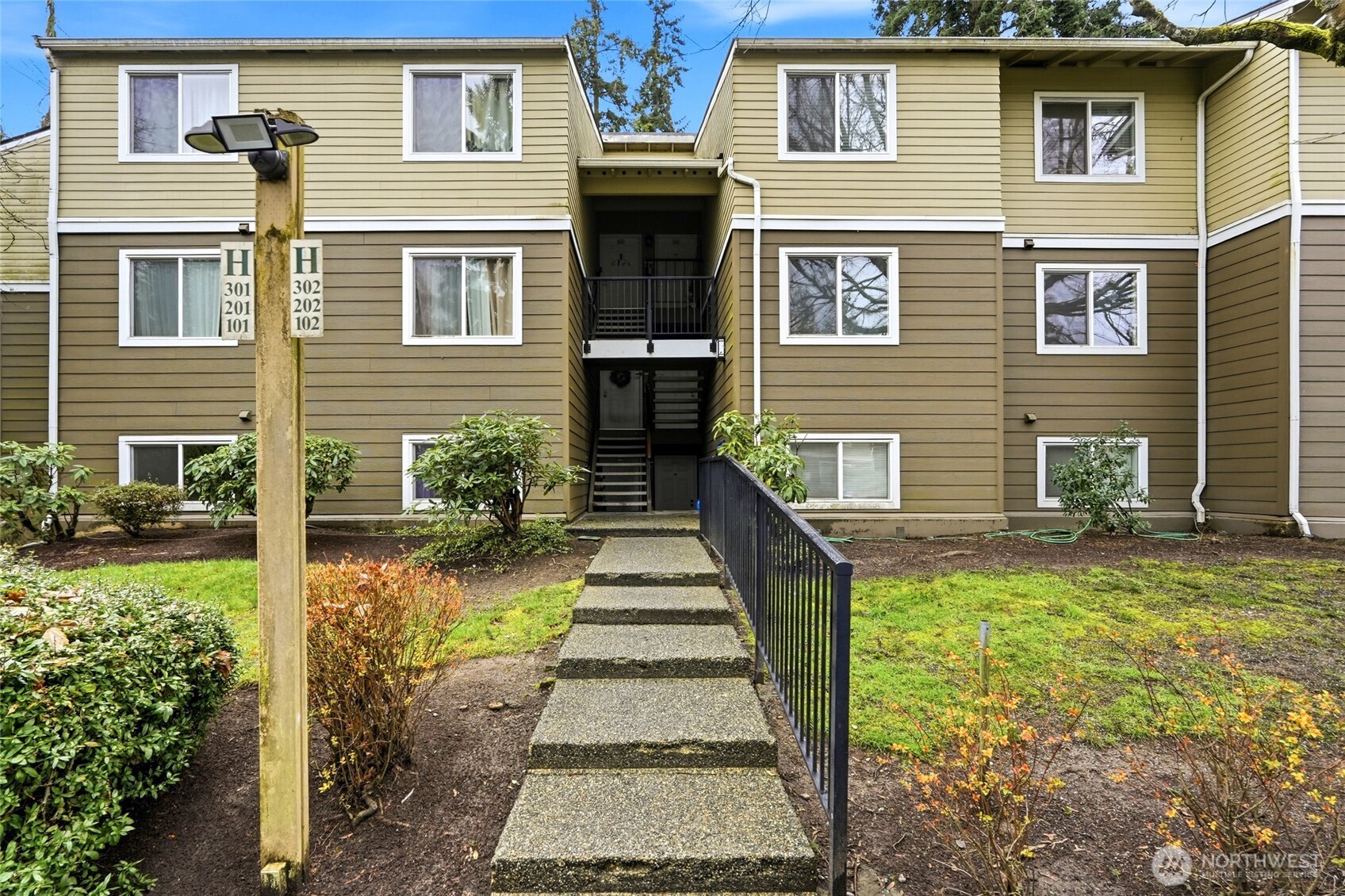 820 Cady Road, Unit H101 Everett, WA 98203 - Photo 1 of 31 a front view of a house with a yard