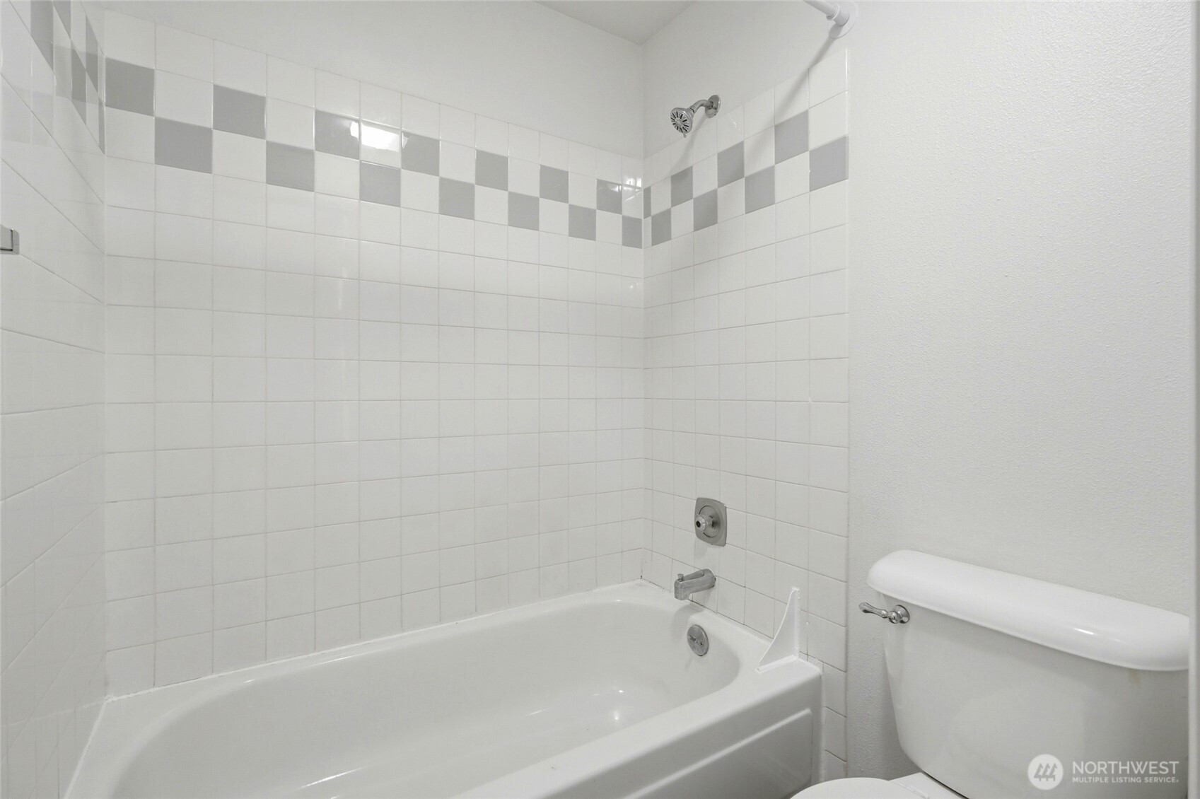 820 Cady Road, Unit H101 Everett, WA 98203 - Photo 16 of 31 a bathroom with a bathtub and a toilet