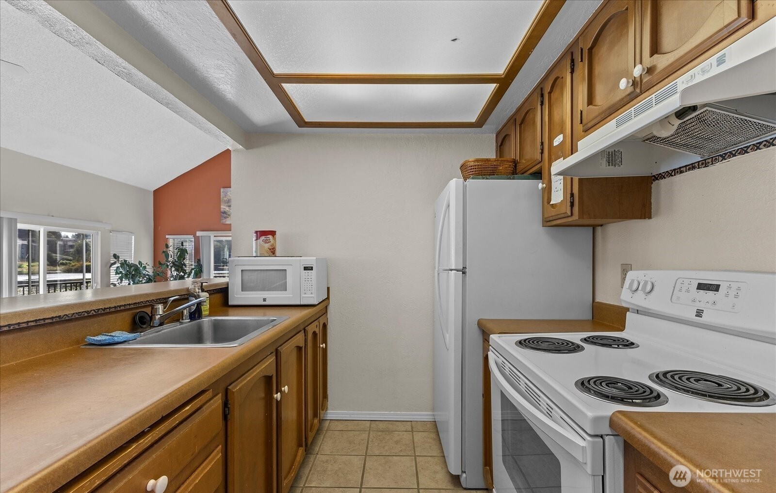 820 Cady Road, Unit H101 Everett, WA 98203 - Photo 29 of 31 a kitchen that has a sink and a stove