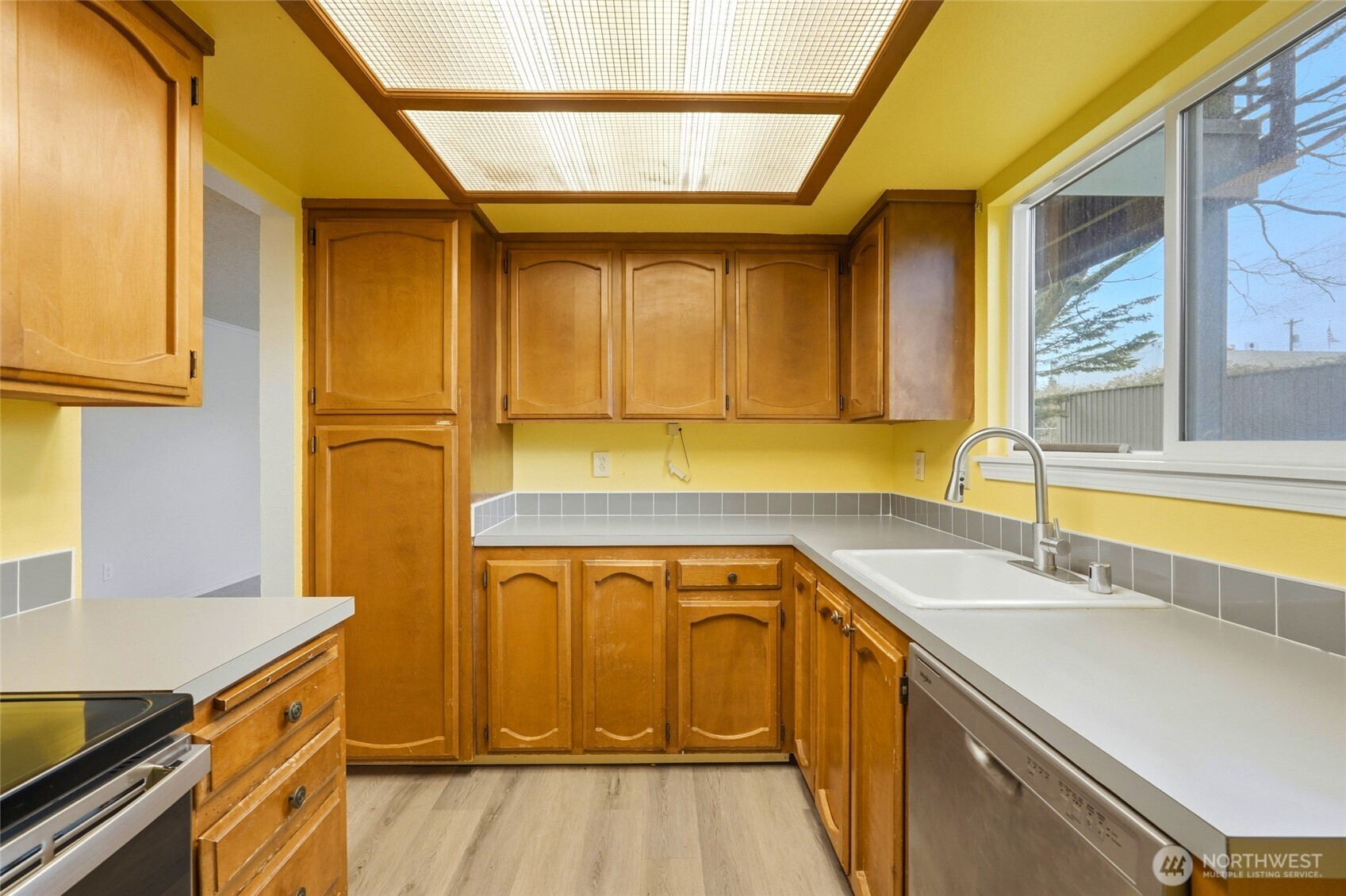 820 Cady Road, Unit H101 Everett, WA 98203 - Photo 8 of 31 a utility room with a sink a washer and dryer