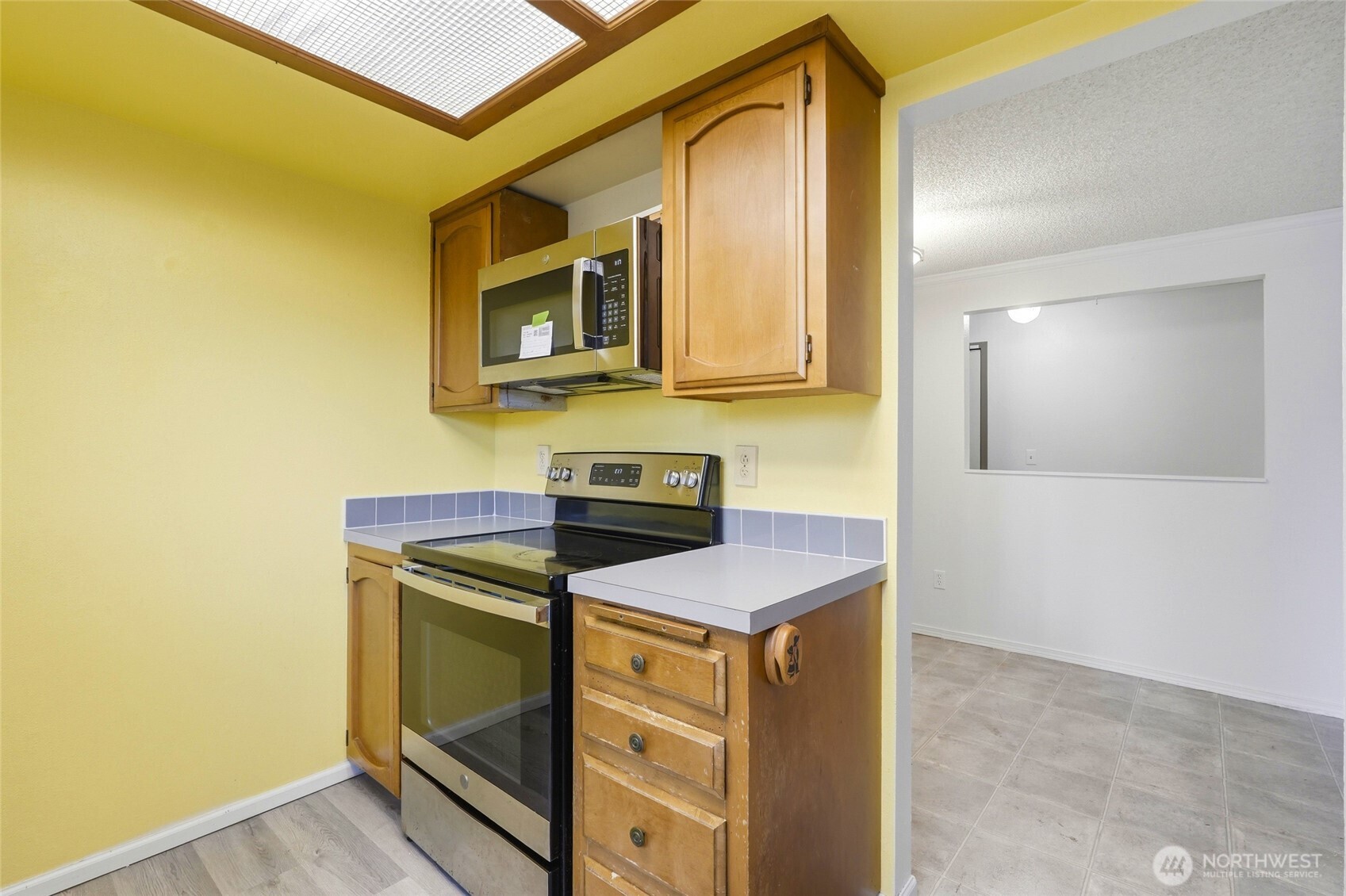 820 Cady Road, Unit H101 Everett, WA 98203 - Photo 9 of 31 a kitchen that has a sink and a stove in it