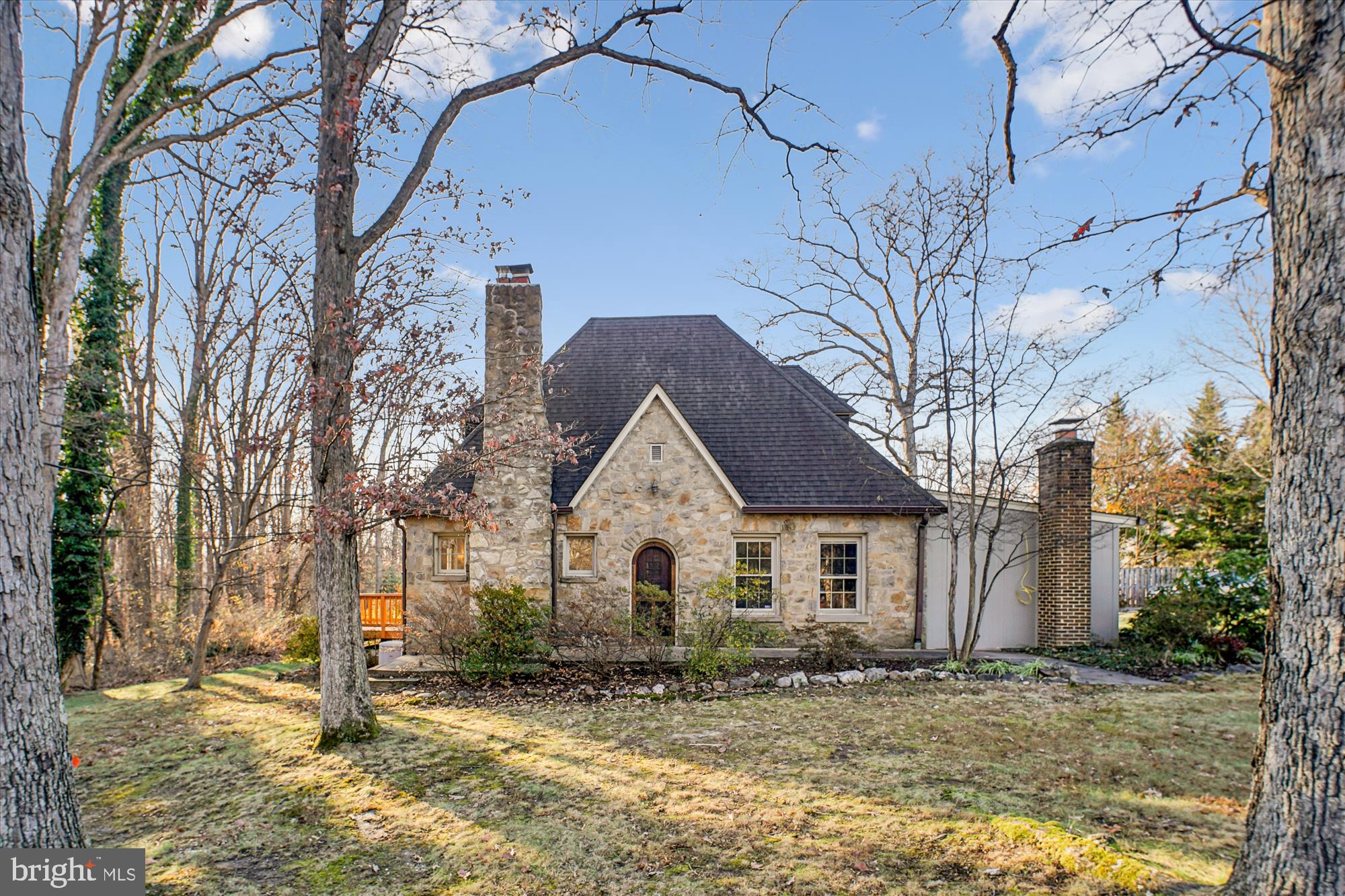 a view of a house with a yard