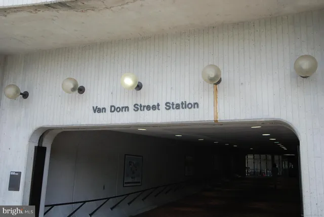 a sign that is sitting on a brick wall